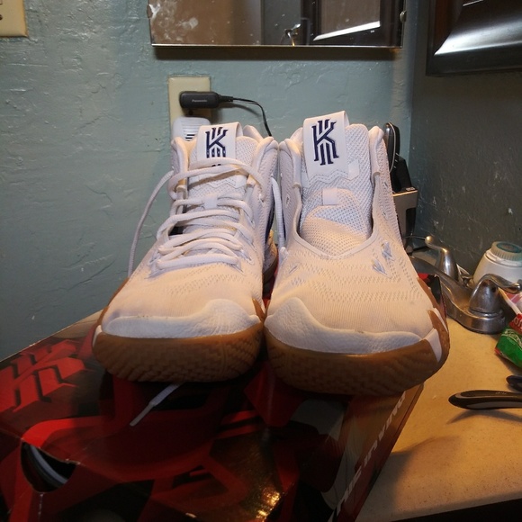 Kyrie 4 - Picture 4 of 8